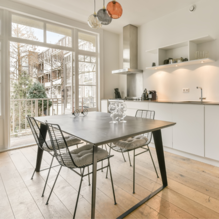 cucina con elementi metallici, design moderno